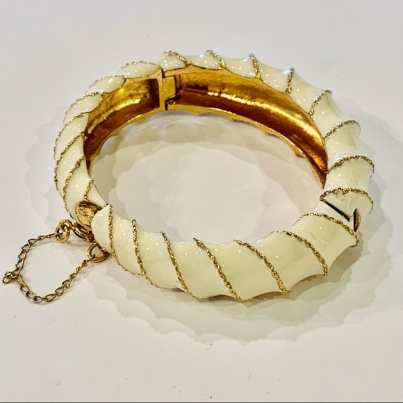 Monet cream white enamel ribbed clamp cuff safety chain chunky vintage bangle